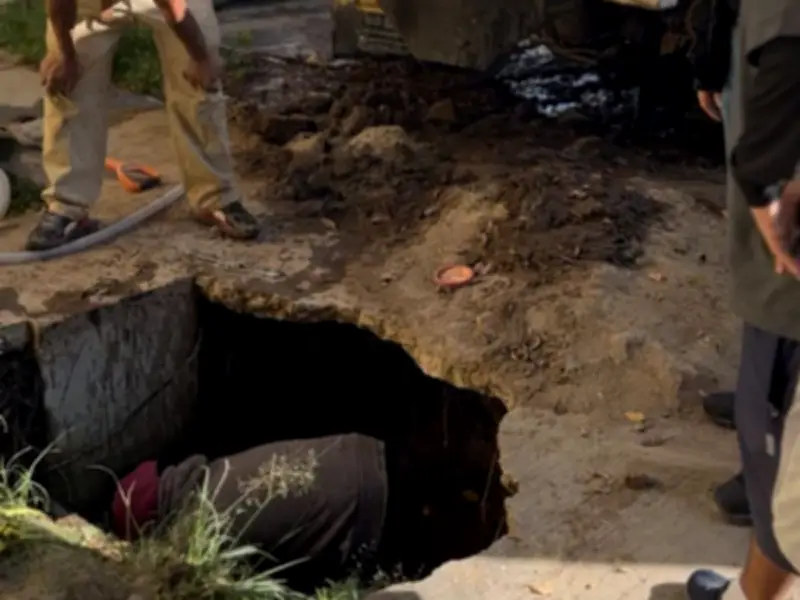 Regidor de Morena cumple reto y repara peligroso socavón en Guadalajara