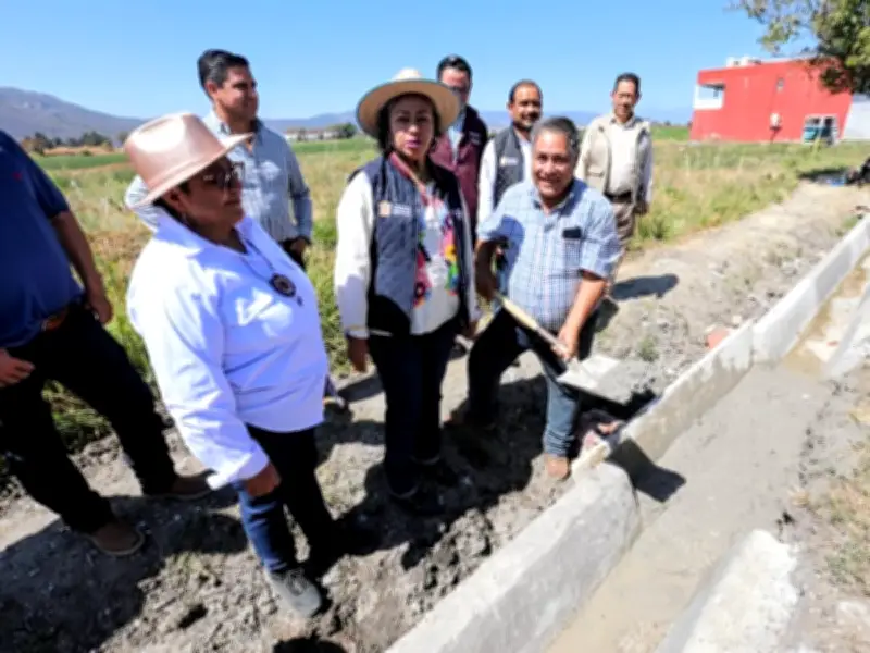 Rehabilitan canales de riego en Villa Guerrero para potenciar cultivos de fresa y flor