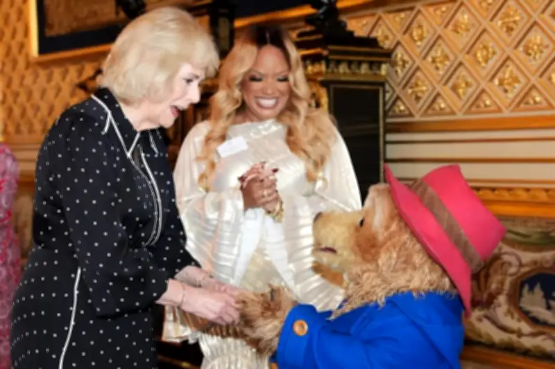 Reina Camila sorprende al saludar al icónico Oso Paddington en Londres