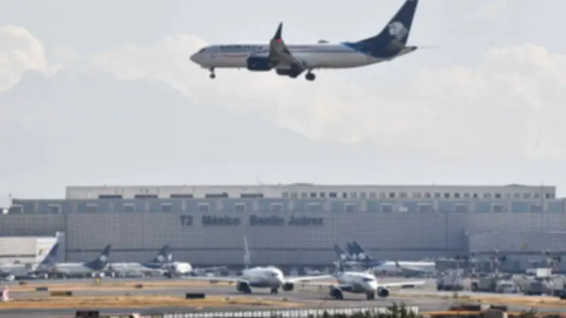 Remodelación del AICM reduce estacionamientos; recomiendan usar Metrobús Línea 4