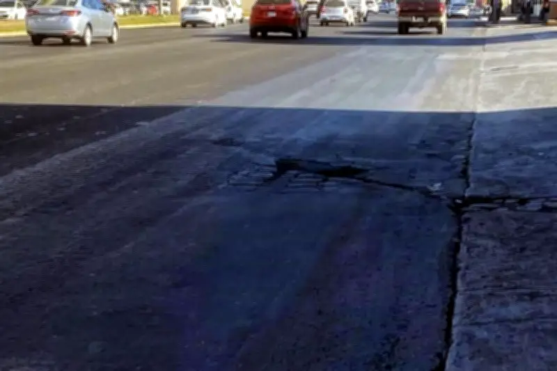 Reportan deficiencias graves en el asfalto de la Avenida Universidad en Monterrey