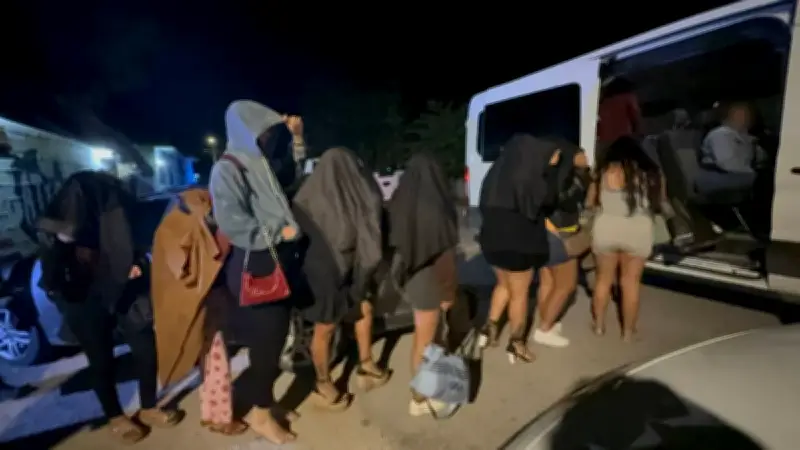 Rescatan a 17 mujeres víctimas de trata en bar de Quintana Roo