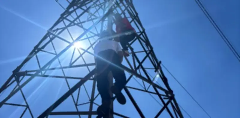 Rescatan a hombre que intentaba suicidarse desde torre de alta tensión en Ecatepec