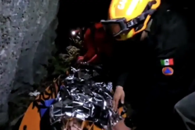 Rescatan a mujer lesionada en el Cerro de las Mitras tras compleja operación