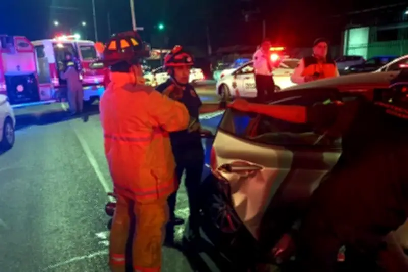 Rescatan a mujer y niño tras choque en Guadalupe, Nuevo León