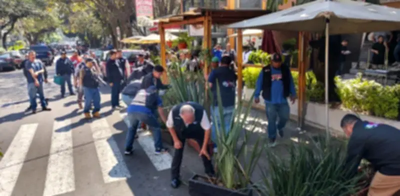 Retiran pérgolas invasoras en Benito Juárez para recuperar vía pública