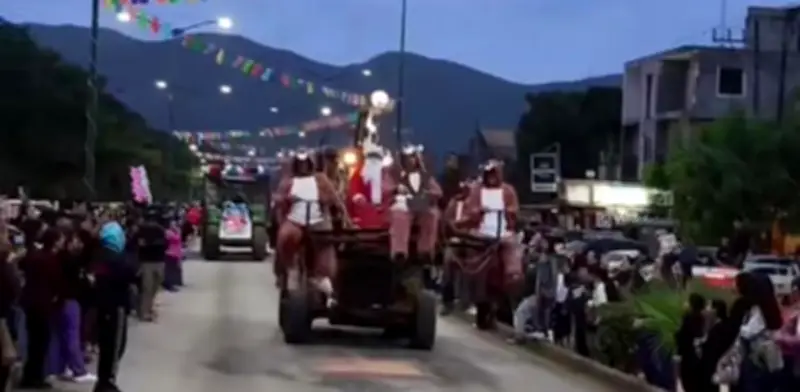 Retroexcavadora se transforma en trineo navideño y conquista redes sociales en San Luis Potosí