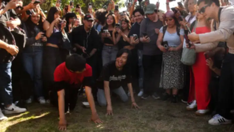 Reunión 'therian' en CU atrae expectativa masiva pero sólo acuden dos jóvenes