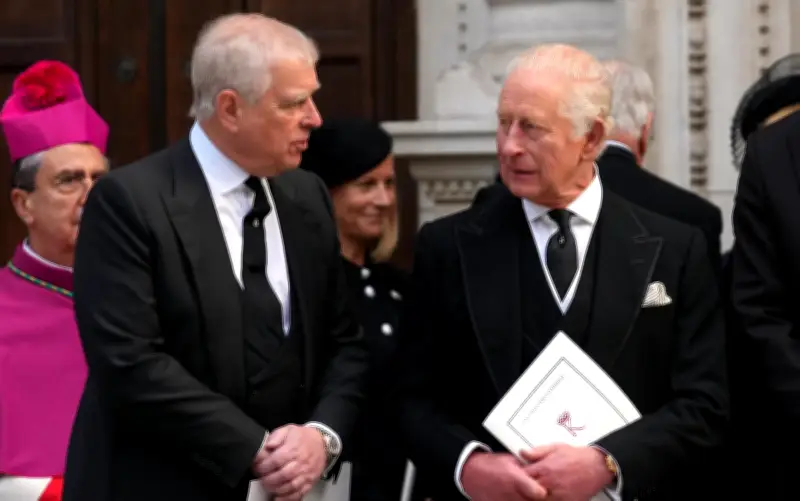 Rey Carlos III reacciona a detención de su hermano Andrés por presunta mala conducta