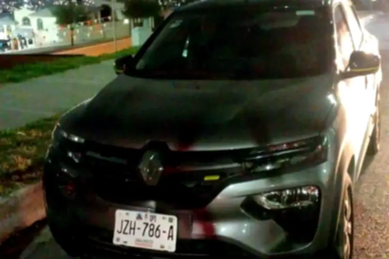 Roban auto en el centro de Monterrey y los atrapan en Cumbres