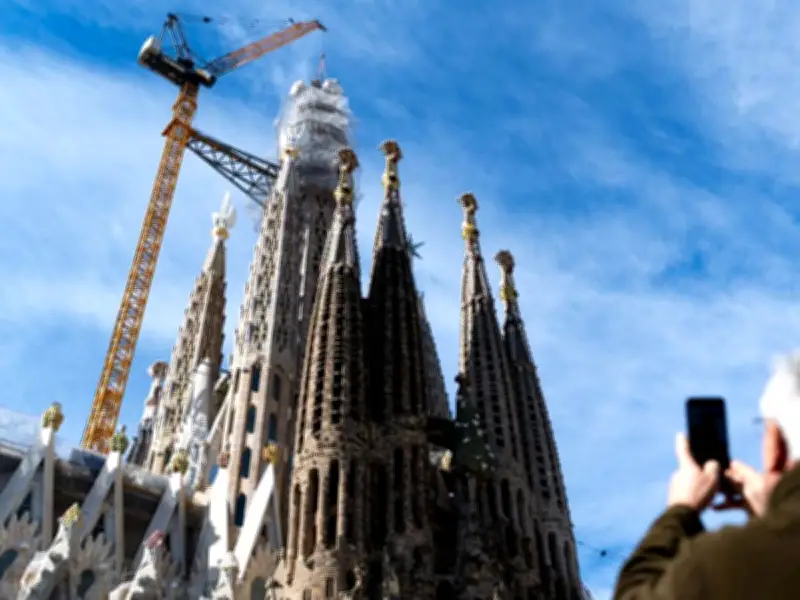 Sagrada Familia alcanza su altura máxima con la cruz de la torre de Jesús