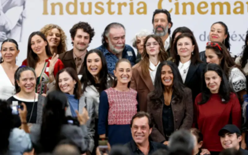 Salma Hayek respalda nueva ley federal de cine con incentivos fiscales para producción nacional
