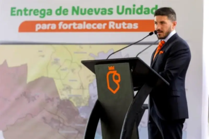 Samuel García reconoce deficiencias en transporte público de NL, pero asegura mejoras progresivas