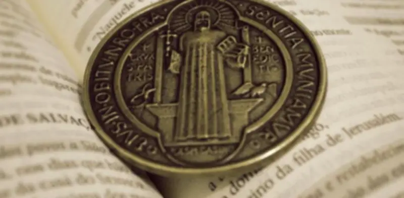 San Benito de Nursia: Historia y Significado de su Poderosa Medalla Católica