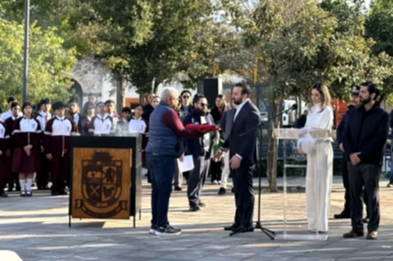 San Pedro renueva su bandera histórica gracias a donación de escuela local