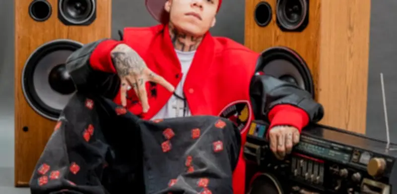 Santa Fe Klan conmueve al donar prótesis de manos a niño en emotivo gesto solidario