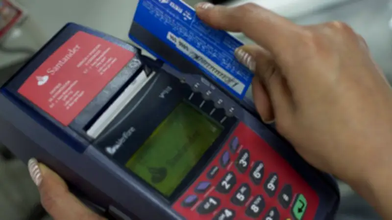SAT aclara: prestar tu tarjeta no es sancionado, pero vigila discrepancias fiscales