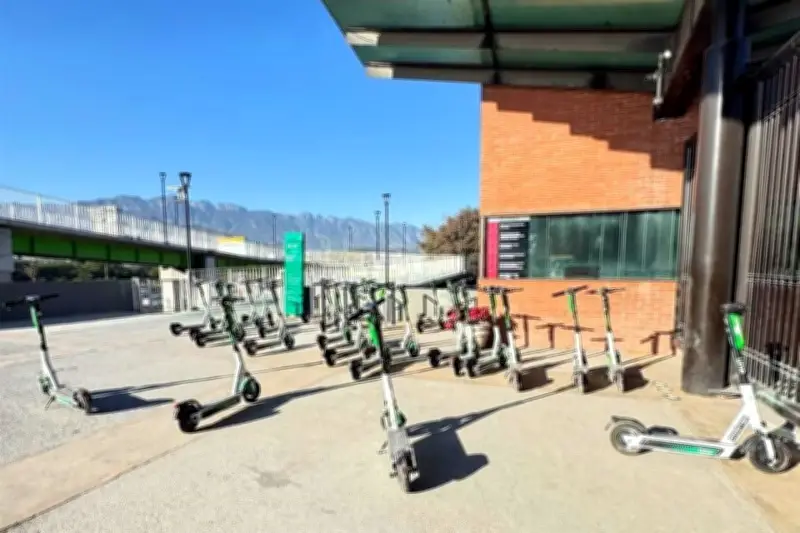 Scooters Abandonados Bloquean Accesos al Parque Fundidora en Monterrey