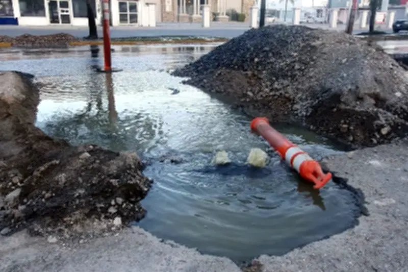 Se forma laguna de aguas negras en Escobedo, Nuevo León, por fallas en drenaje