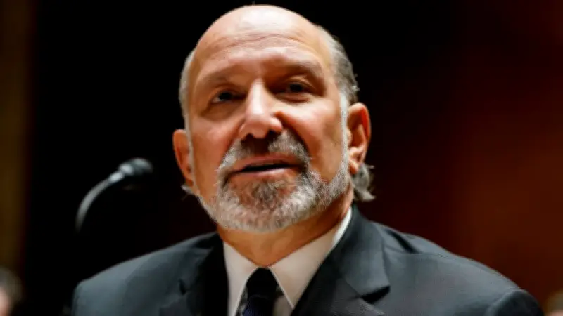 Secretario de Comercio de EE. UU. Admite Visita a Isla de Epstein en 2012, Niega Vínculos Cercanos