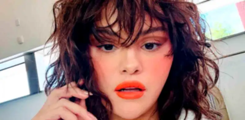 Selena Gomez explica el cambio en su voz por el lupus en sincera transmisión