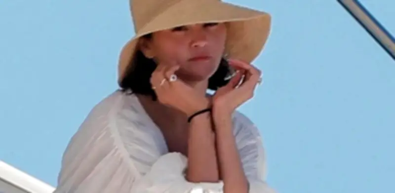 Selena Gomez y Nina Dobrev brillan en Los Cabos con escapada de lujo y moda playera