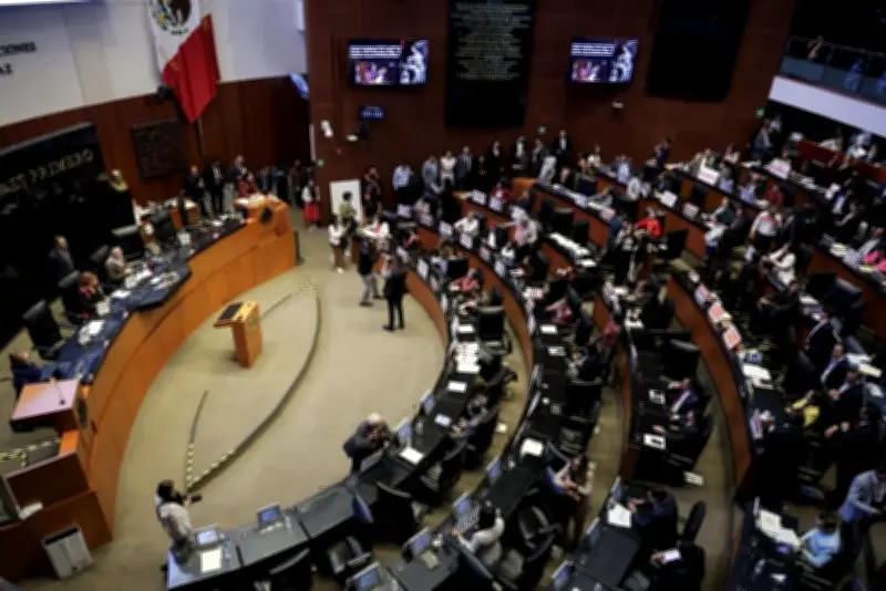 Senadores evitan filas con módulo VIP de vacunación mientras empleados esperan hasta una hora