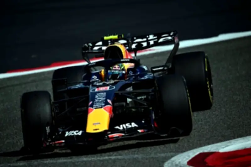 Sergio Pérez alienta a Isack Hadjar en su primer año con Red Bull Racing