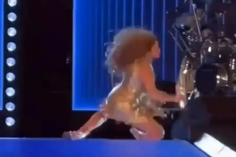 Shakira Sufre Caída en Concierto en El Salvador, Continúa Actuación