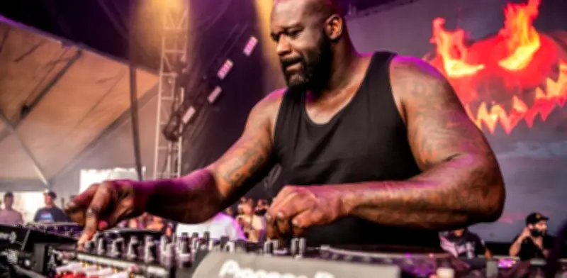 Shaquille O'Neal brilla en CDMX: Lucha, tenis y DJ en el EDC