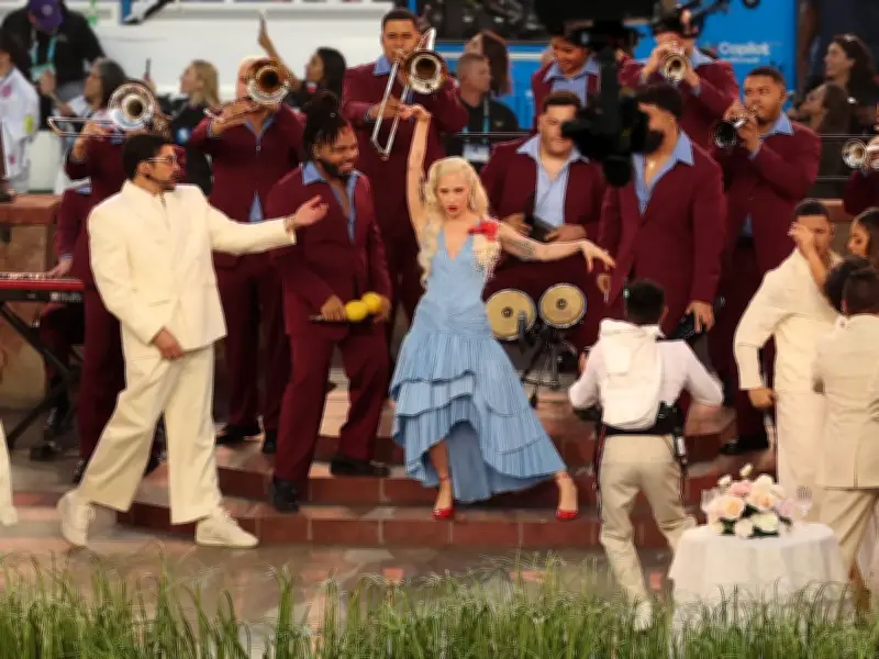 Sheinbaum elogia mensaje de unión de Bad Bunny en el Super Bowl frente a críticas de Trump