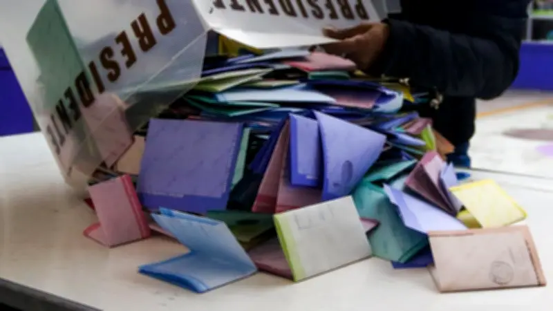 Sheinbaum propone reforma electoral: menos dinero para el INE y partidos, más atribuciones