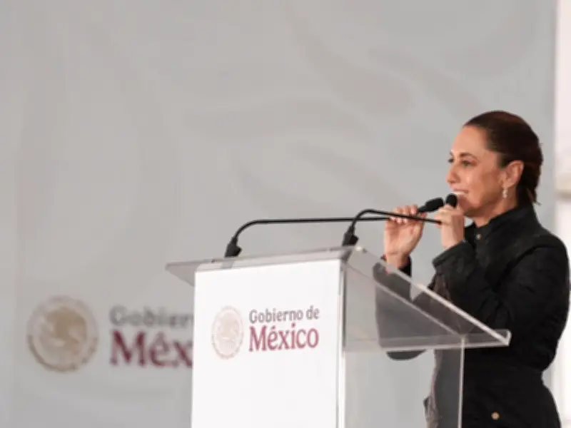 Sheinbaum rompe protocolo para escuchar a madres buscadoras en Coahuila durante inauguración