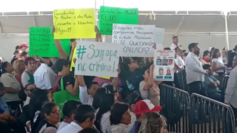 Sheinbaum se enfrenta a protestas por desaparecidos en Coahuila durante inauguración hospitalaria
