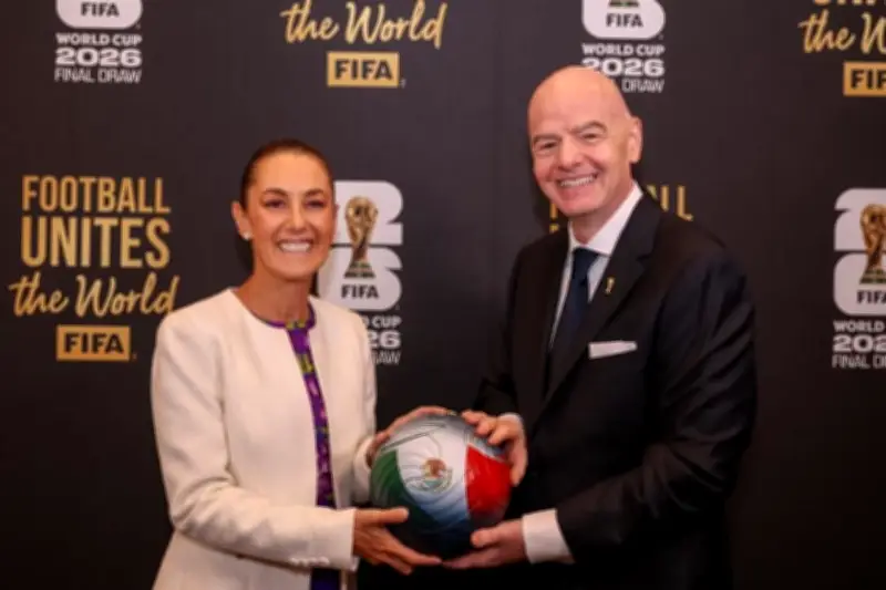 Sheinbaum y Infantino dialogan sobre la posible sede del Mundial 2030 o 2034 en México