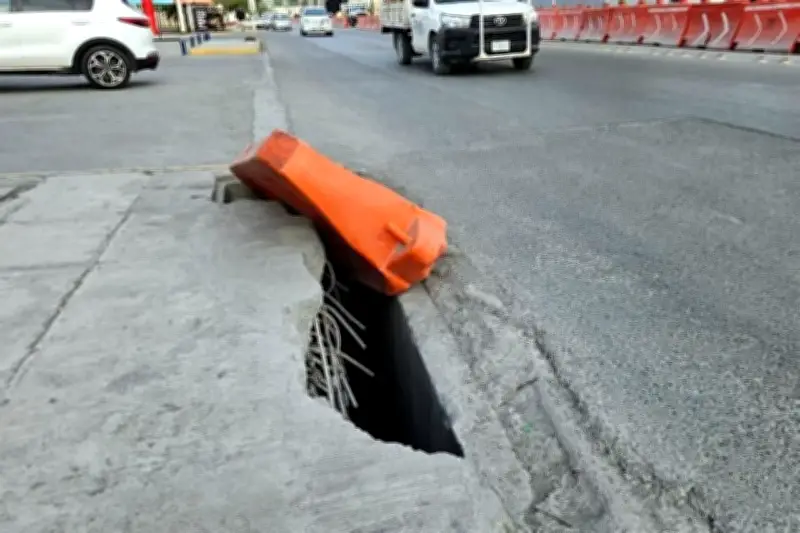 Socavón en Monterrey por Drenaje Pluvial Dañado: Riesgo para Vecinos