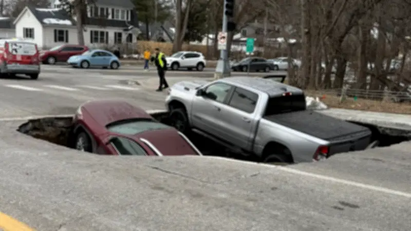 Socavón se traga dos autos en Nebraska: conductores se salvan milagrosamente