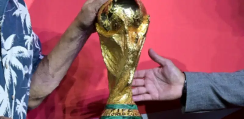 Solo Ganadores Mundiales y Autoridades: La Exclusiva Tradición de Tocar la Copa del Mundo