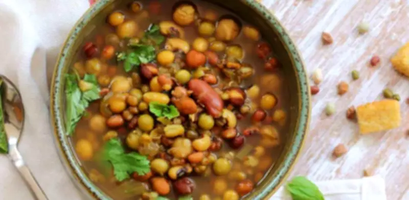 Sopa de Frijol con Nopales: Receta Tradicional Mexicana para Comidas Familiares