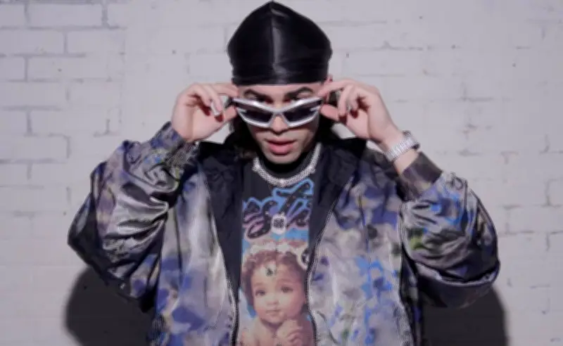 Sour, hijo de Yandel, busca su propio camino musical con 'rabia' y fusión de géneros