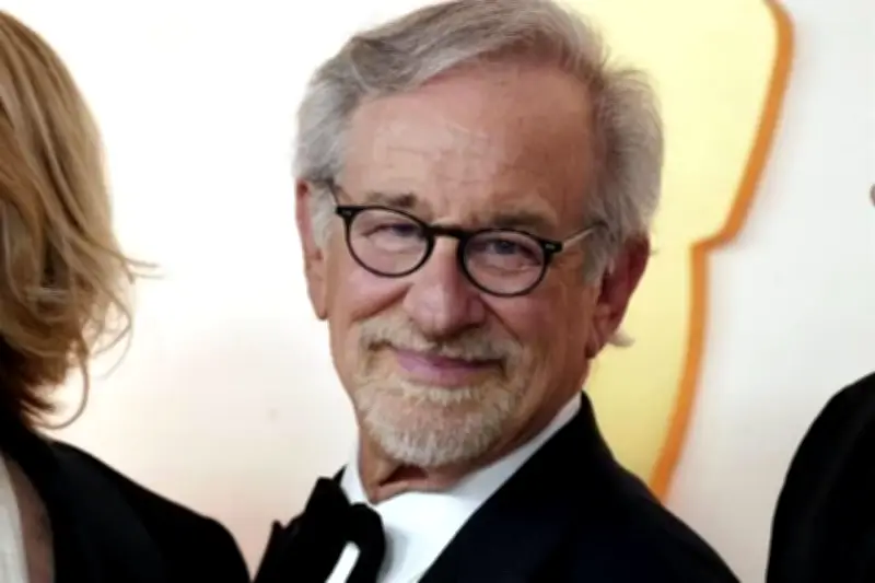 Steven Spielberg dona 25 mil dólares a familia de James Van Der Beek
