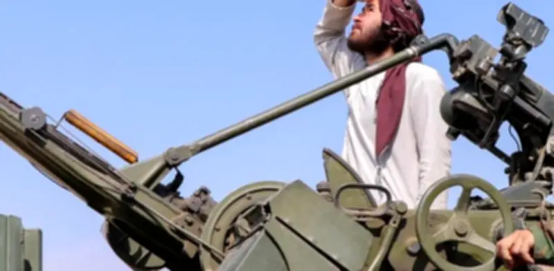 Talibanes ofrecen negociar tras bombardeos de Pakistán; Qatar media en crisis