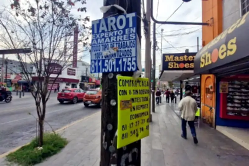 Tapiza propaganda a postes del centro histórico de Monterrey