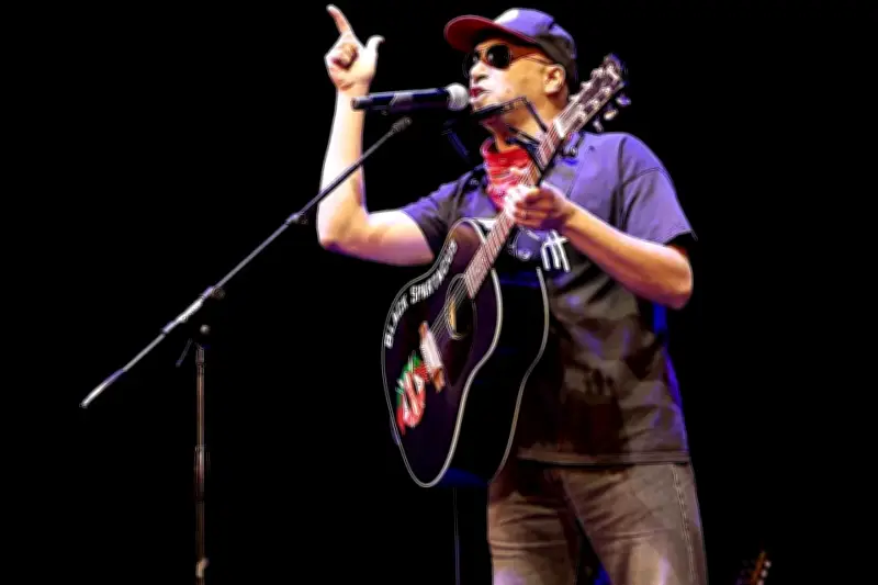 Tom Morello despliega su guitarra en protesta contra ICE en la frontera