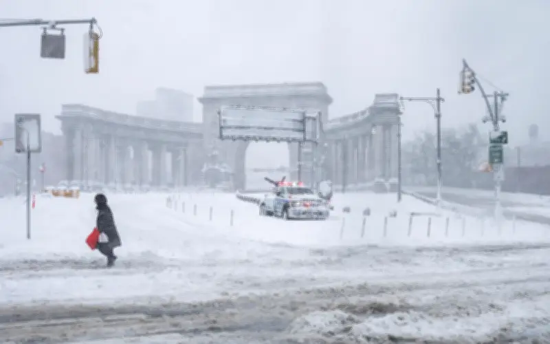 Tormenta Histórica Paraliza el Noreste de EU: Nueva York Bajo Récord de Nieve