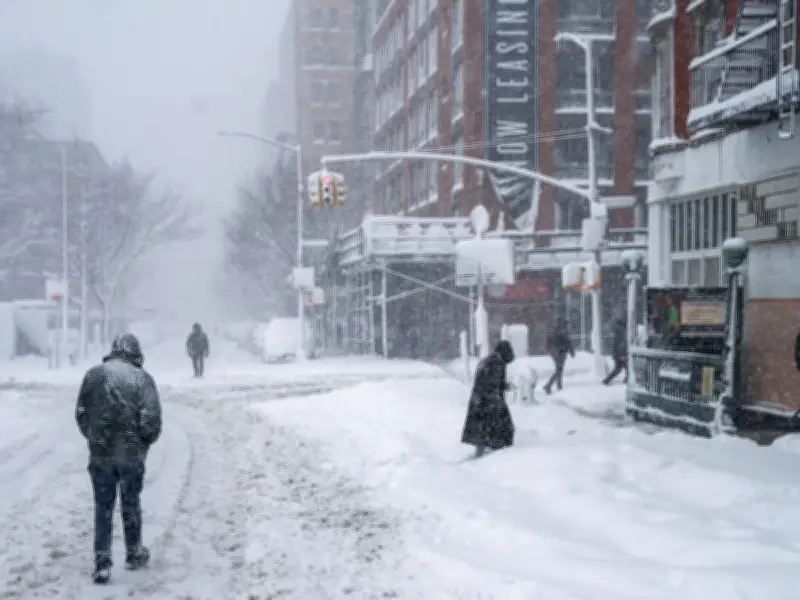 Tormenta invernal paraliza noreste de EE.UU., cancela más de 5,300 vuelos y deja 20 muertos