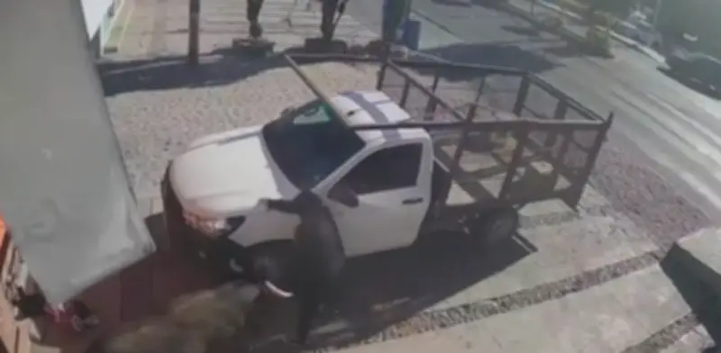 Toro suelto causa caos en Querétaro: seis lesionados, incluyendo una niña y su madre