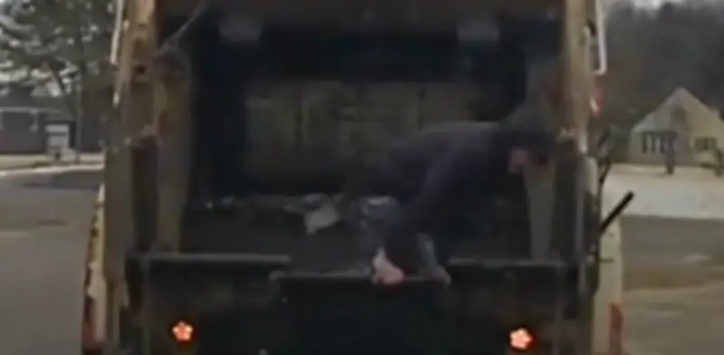 Trabajador de saneamiento descubre a ladrón escondido en bote de basura en Ohio