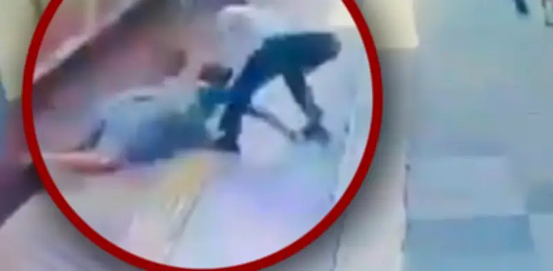 Trabajador ferroviario salva a abuelita de caer en vías del tren en Bombay; testigos lo aclaman héroe