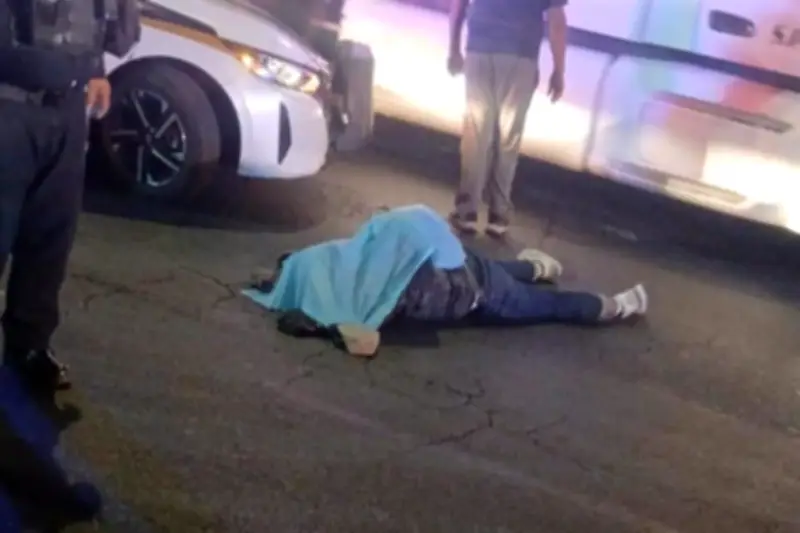 Tragedia vial en Iztacalco: motociclista pierde la vida tras derrapar en accidente